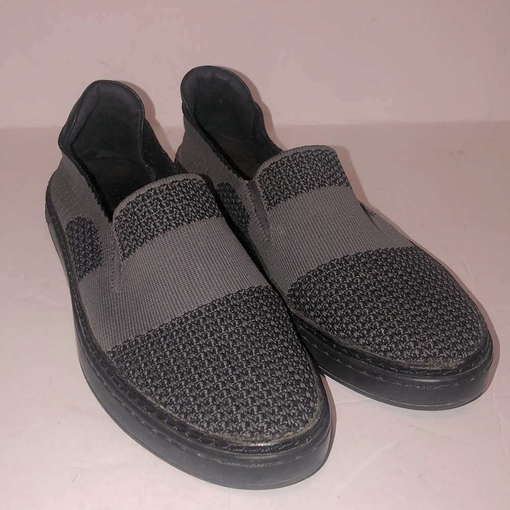 UGG Women's Sammy Slip-On Light Knit Sneakers Black 1098592